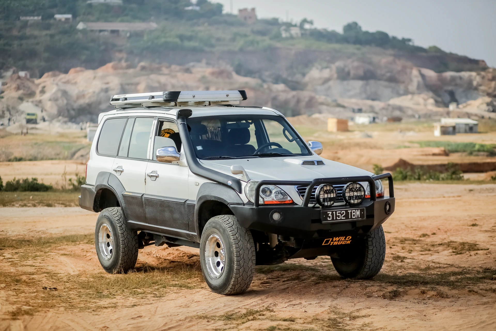 Hyundai Terracan 4x4 front view with reinforced bull bar in Madagascar