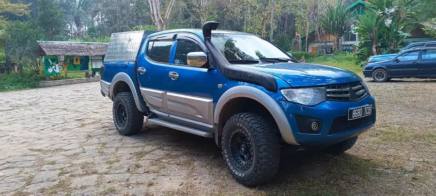 Blue Mitsubishi L200 pickup front view in Madagascar